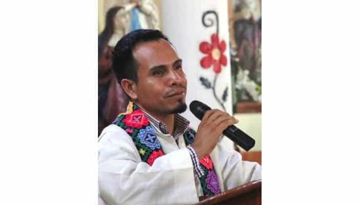 El jesuita César Palacios oficiando misa con motivo del egreso de la generación 2010-2014