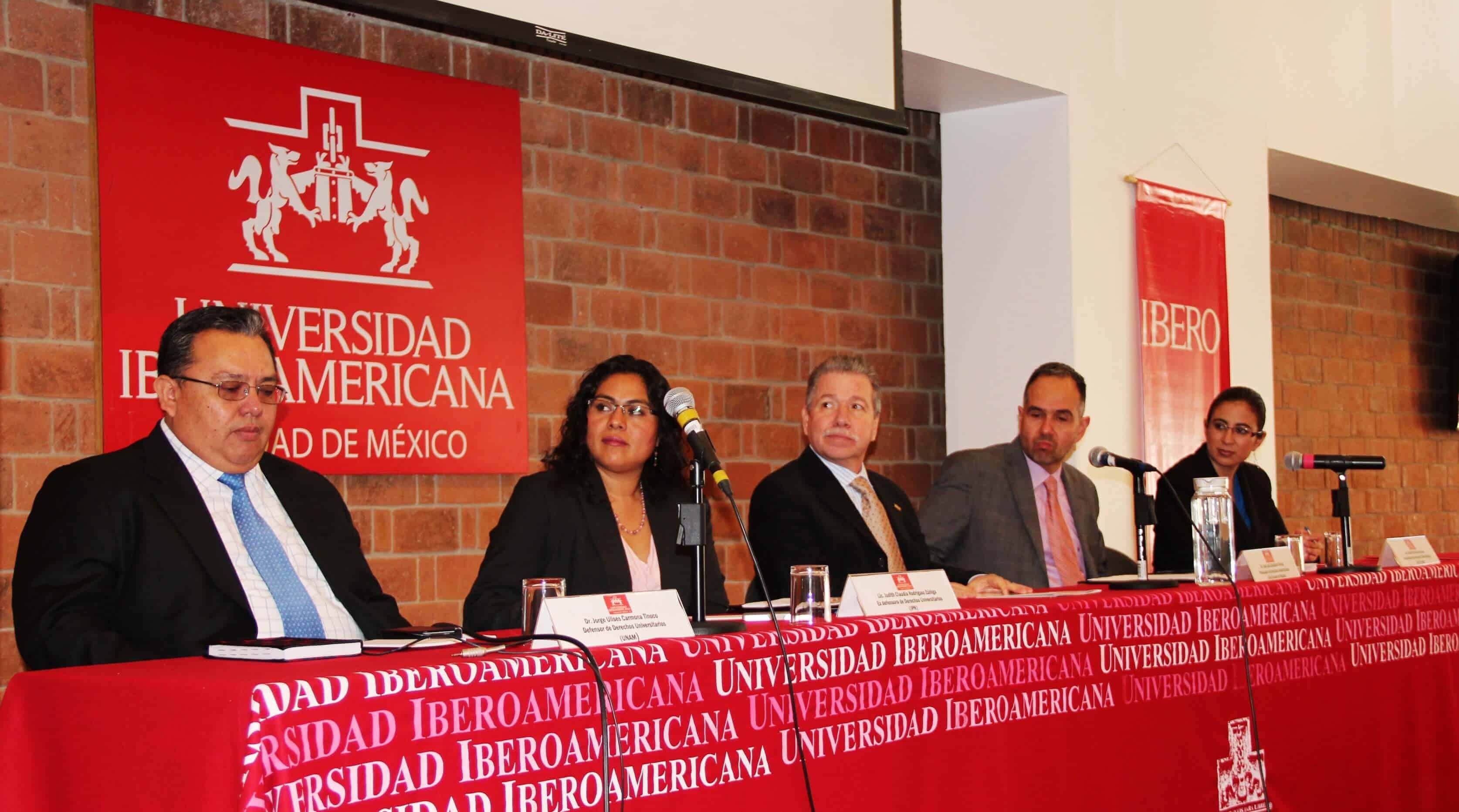 Participaron en la mesa de análisis: el doctor Jorge Ulises Carmona Tinoco, defensor de la Universidad Nacional Autónoma de México (UNAM); la licenciada Claudia Rodríguez, ex – defensora de los Derechos Universitarios en el Instituto Politécnico Nacional