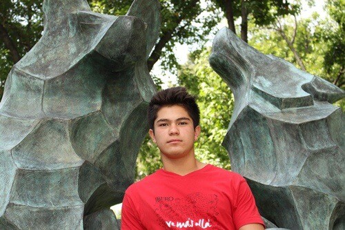 Alan Alexis, alumno de Prepa IBERO que desarrolló compuestos anticancerígenos con residuos de agave.