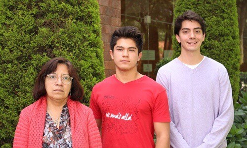 Alan con sus asesores: Lorena Pedraza y Javier Larragoiti.