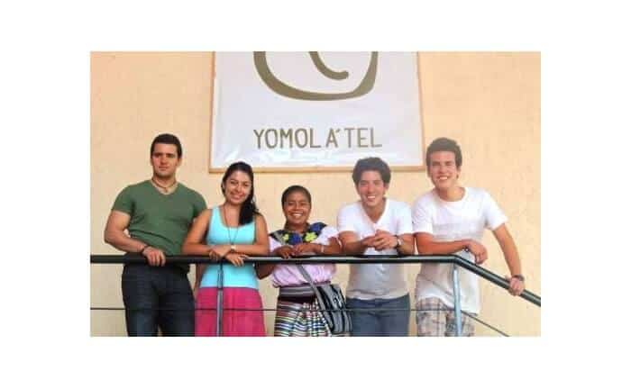 Actualmente trabaja en una microfinanciera que ayuda a productores tzeltales de café