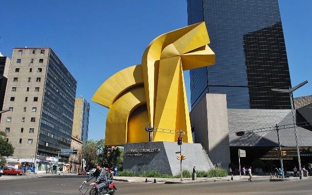 Visita El Caballito de Sebastián; el monumento a Beethoven; la estatua de Carlos IV en Plaza Tolsá, e incluso el antimonumento a los 43 normalistas desaparecidos de Ayotzinapa.