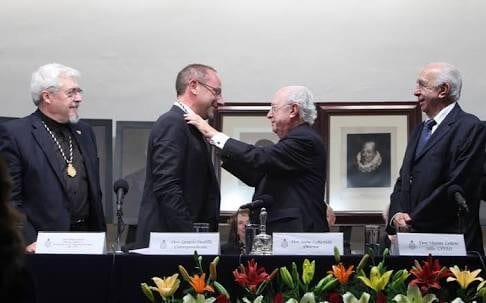 Ignacio Padilla (centro) durante su ingreso formal a la Academia Mexicana de la Lengua en 2012. Foto: Proceso