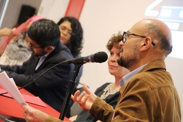 Ryan Hreljac y la Mtra. Araceli Téllez, directora General del Medio Universitario de la IBERO