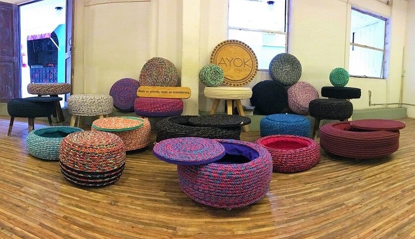 Susana Ninio transforma llantas de cuatrimoto, automóvil, camioneta y tráiler en bancos, mesas y taburetes