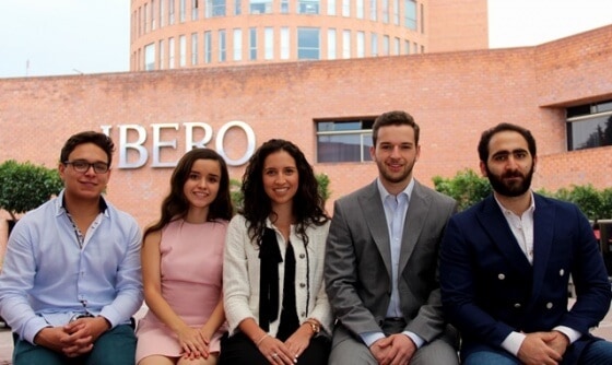 Alumnos ganadores del certamen del Banco de México.