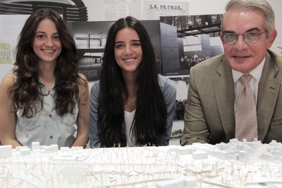 Ganadoras del concurso para la ampliación del MAM, junto a su maestro.