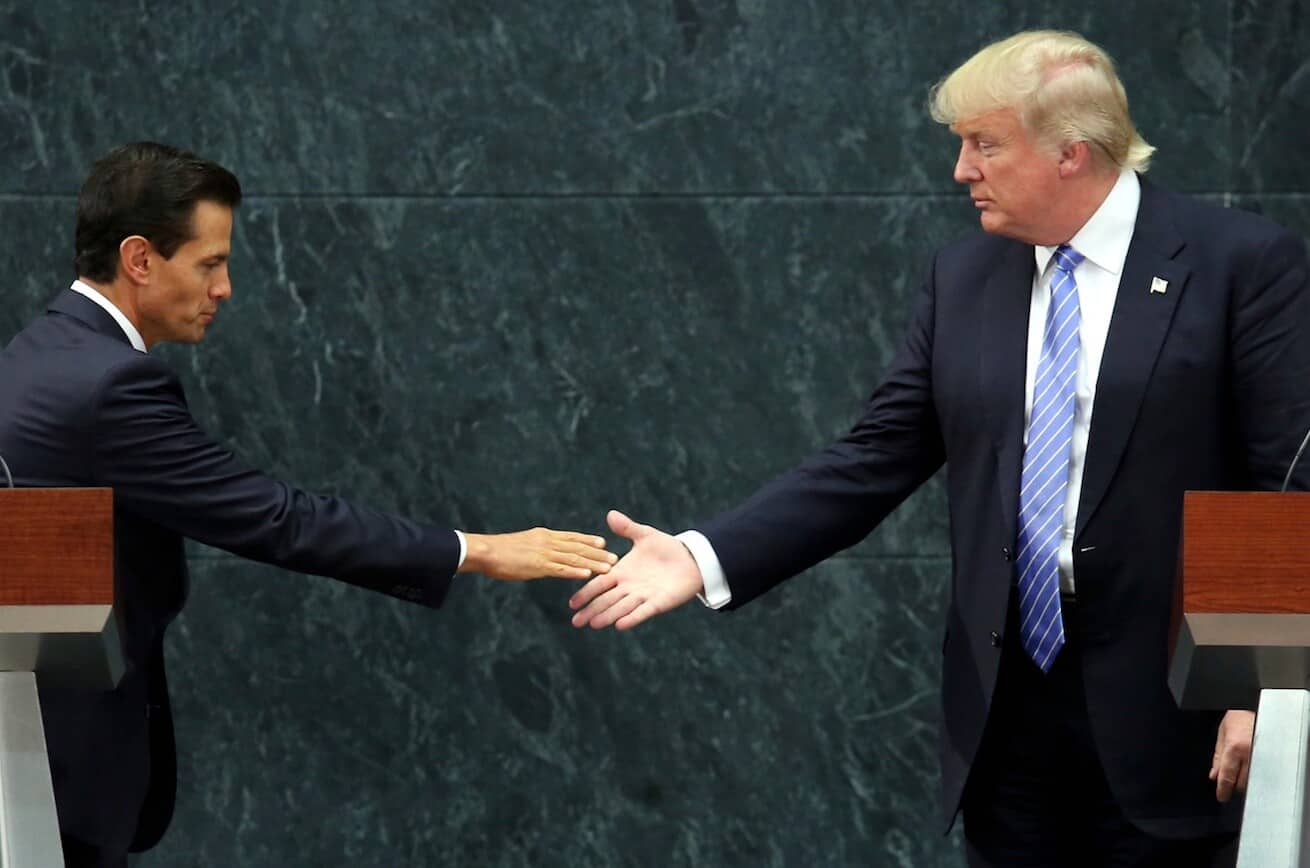 El presidente de México, Enrique Peña Nieto, saluda a Donald Trump, mandatario de EU (Foto: El Sur)