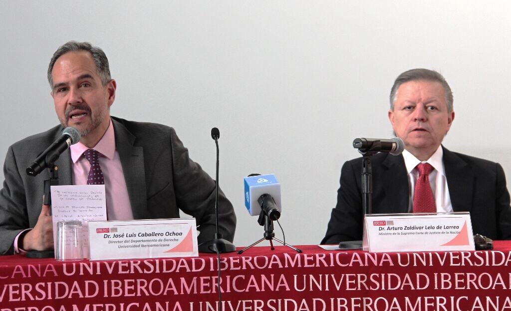 El Dr. José Luis Caballero, director del Departamento de Derecho de la IBERO, presentó al Ministro Zaldívar.