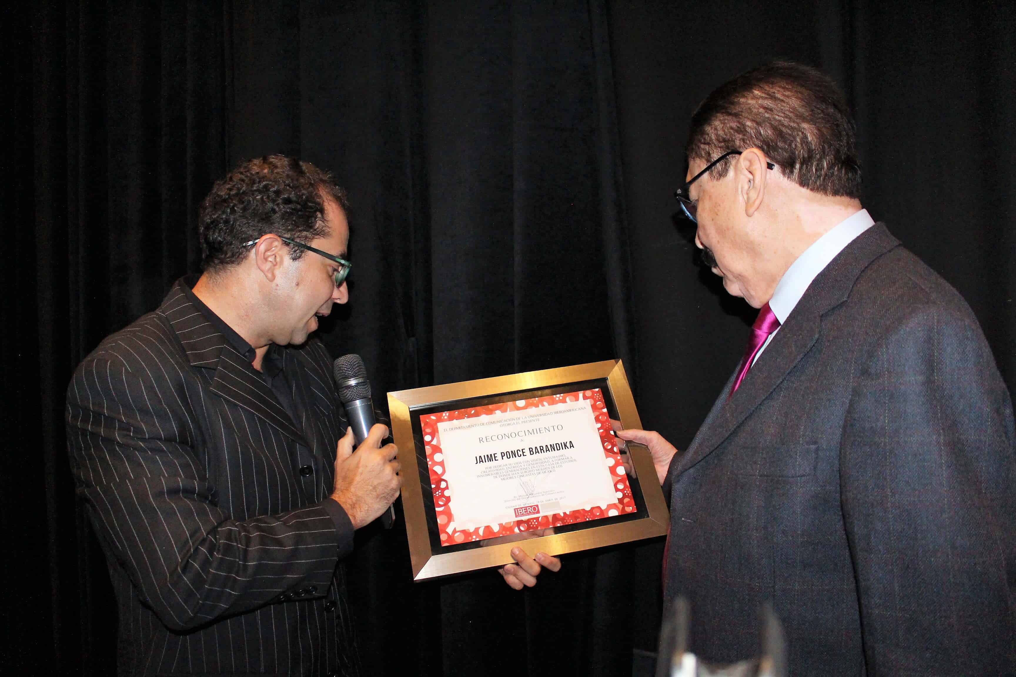 Manuel Guerrero entregó el reconocimiento a Jaime Ponce Barandika. Foto/ Jorge Tovalín