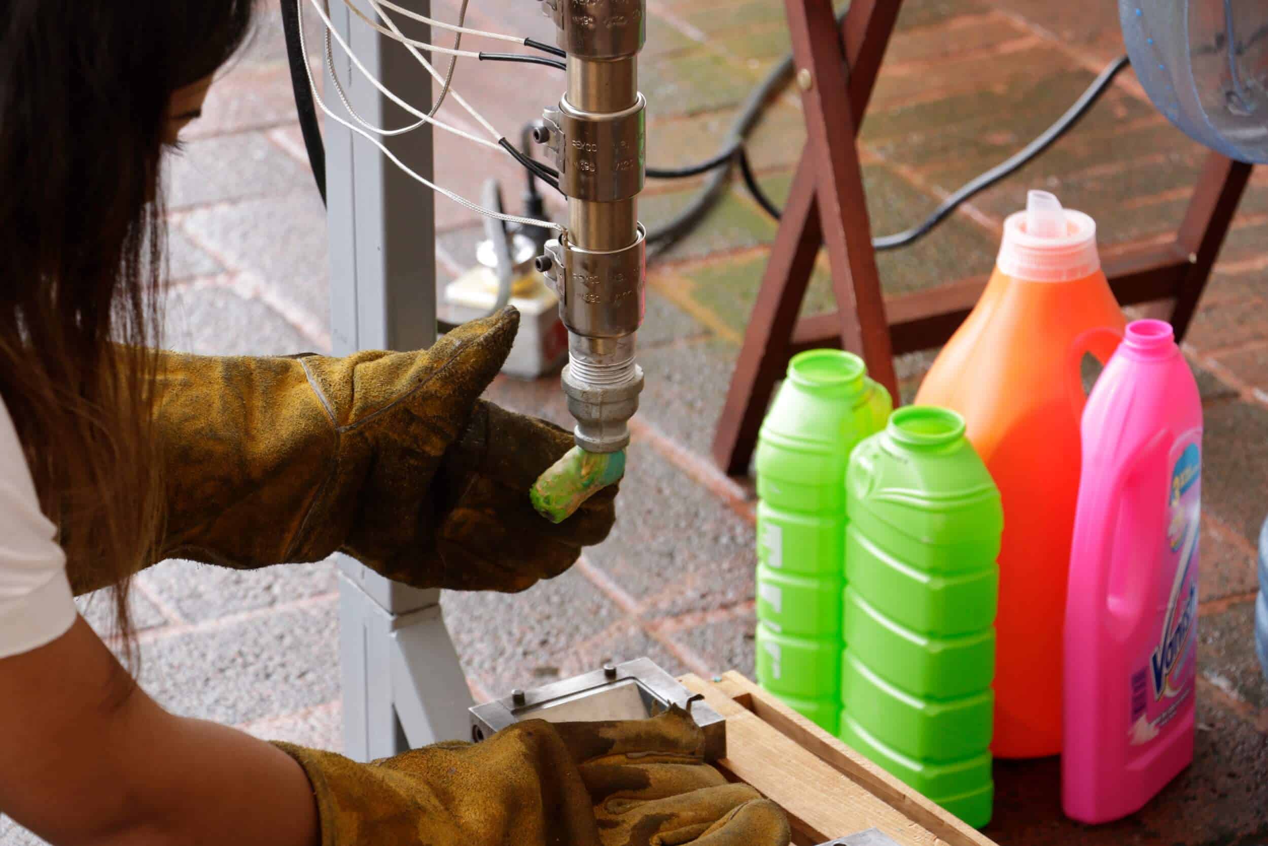 Después se incorpora a la máquina inyectora para derretir el material. (Alberto Hernández/IBERO).