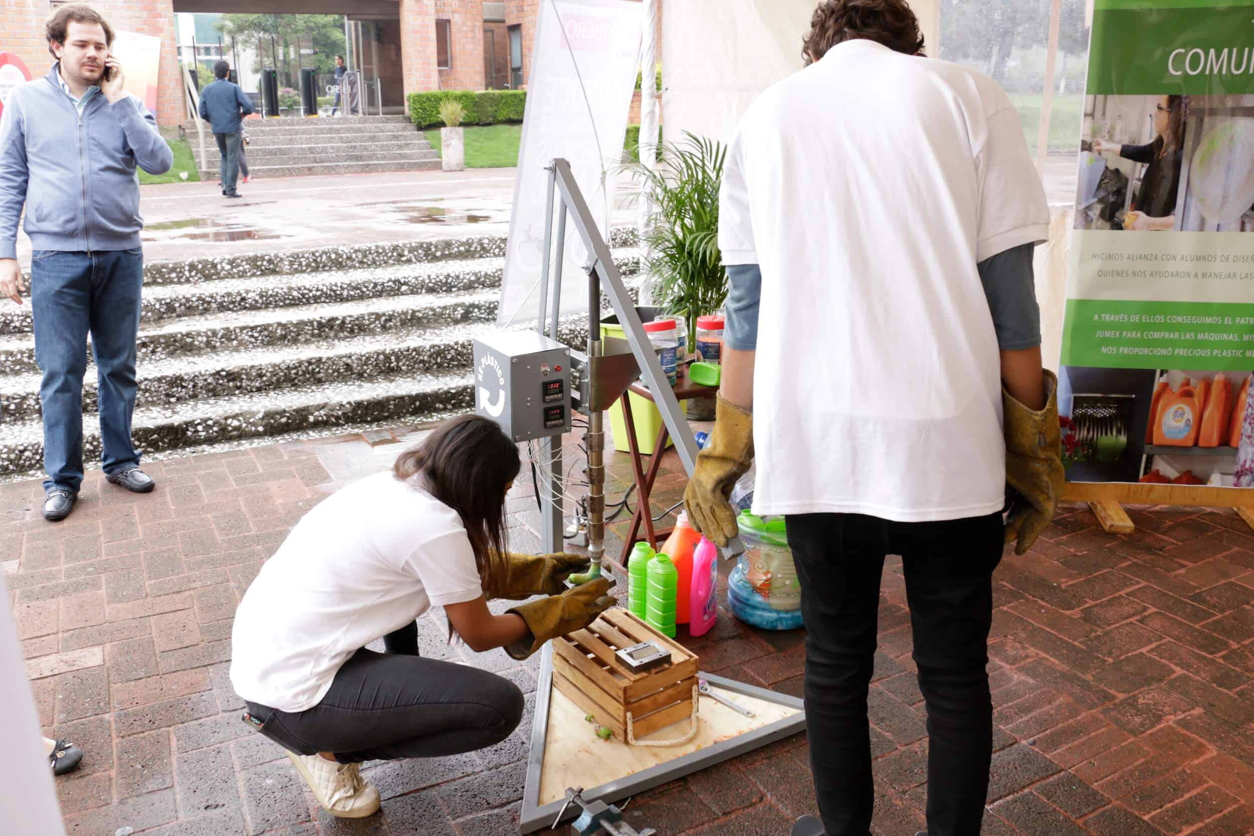 Se pueden crear diversos objetos de plástico como macetas o recipientes. (Alberto Hernández/IBERO).