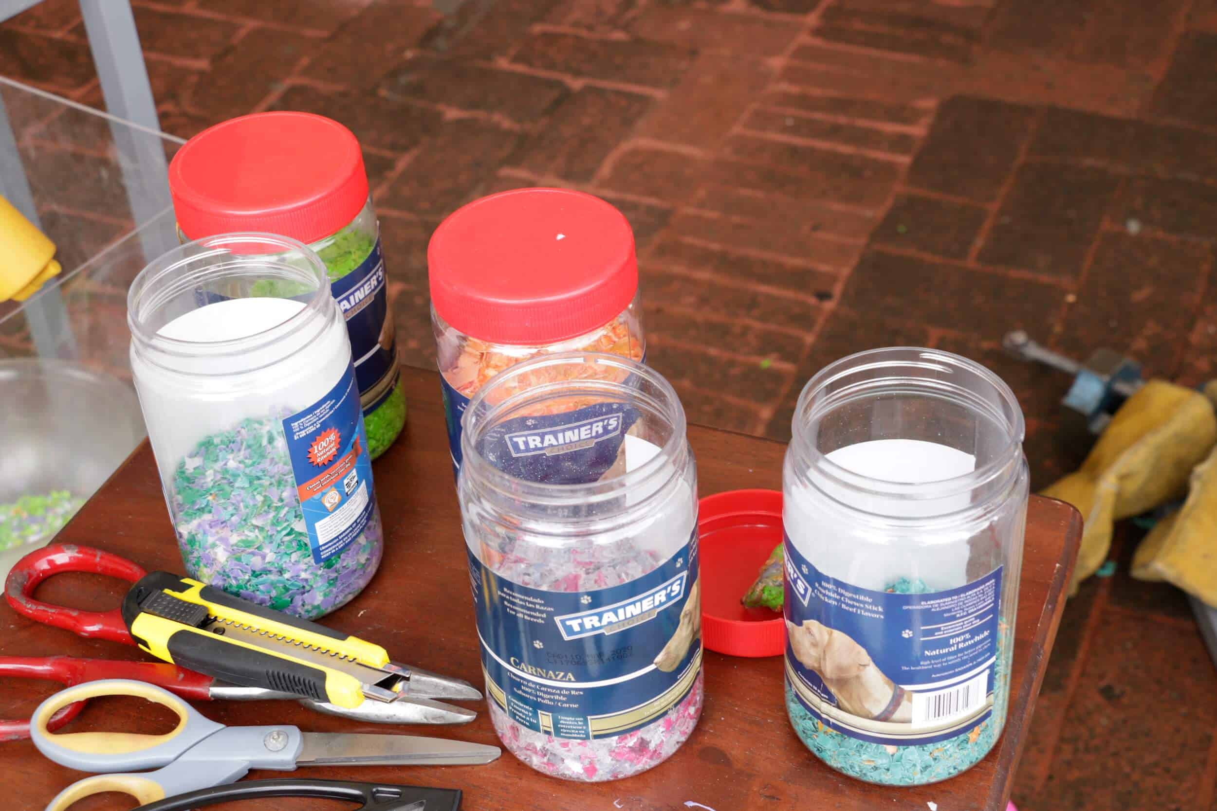 Plástico triturado, listo para ser transformado. (Alberto Hernández/IBERO).