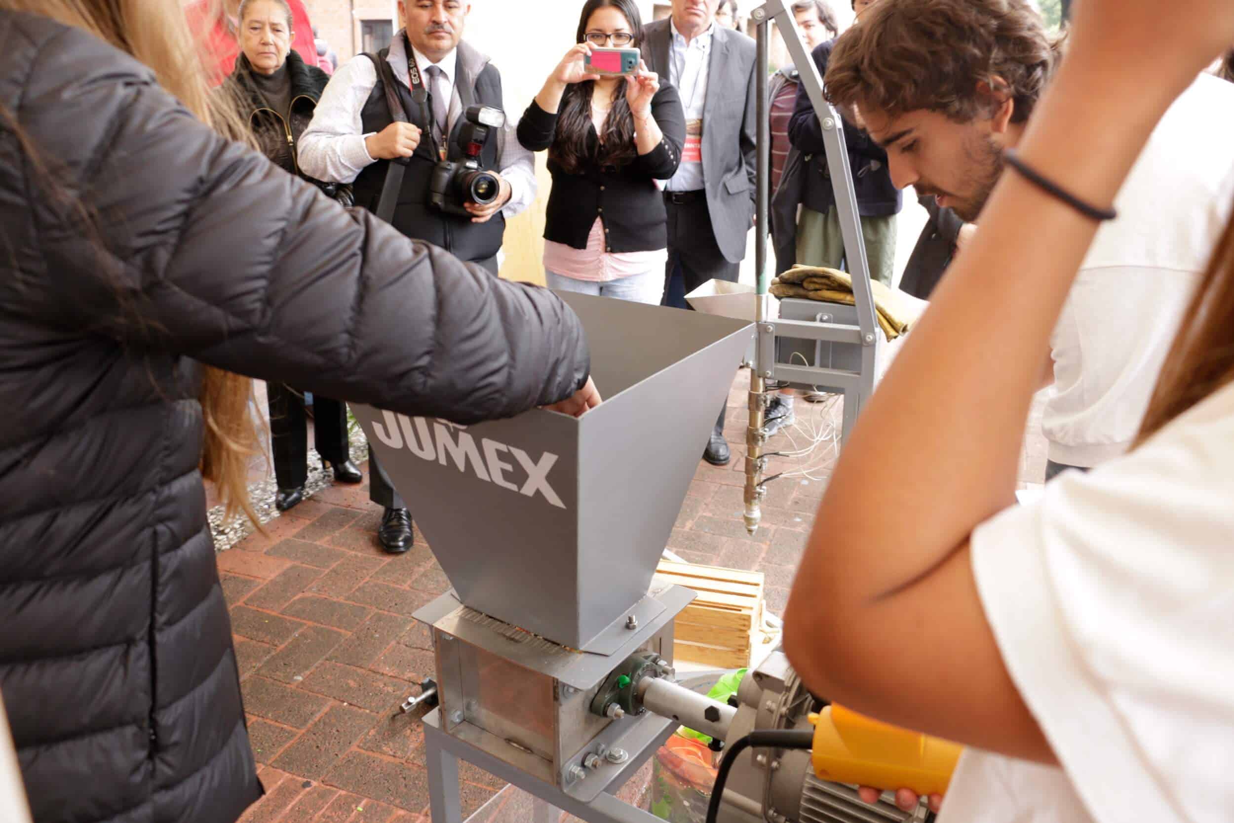 Fundación Jumex apoyó con dinero a los estudiantes para la adquisición de las máquinas. (Alberto Hernández/IBERO).