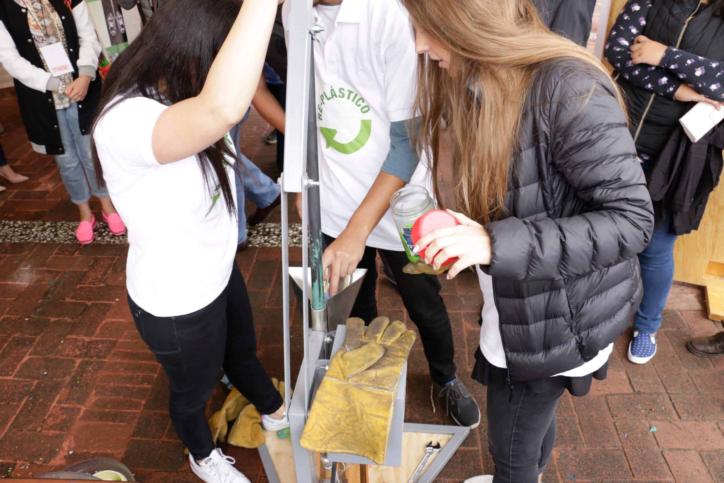Estudiantes de la carrera de comunicación en la presentación de Re-Plástico (Alberto Hernández/IBERO).