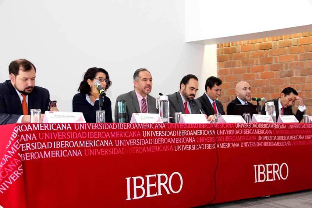 Participantes del foro 'Defensa del Sistema Nacional Anticorrupción. Estrategia mediante juicio de amparo’.
