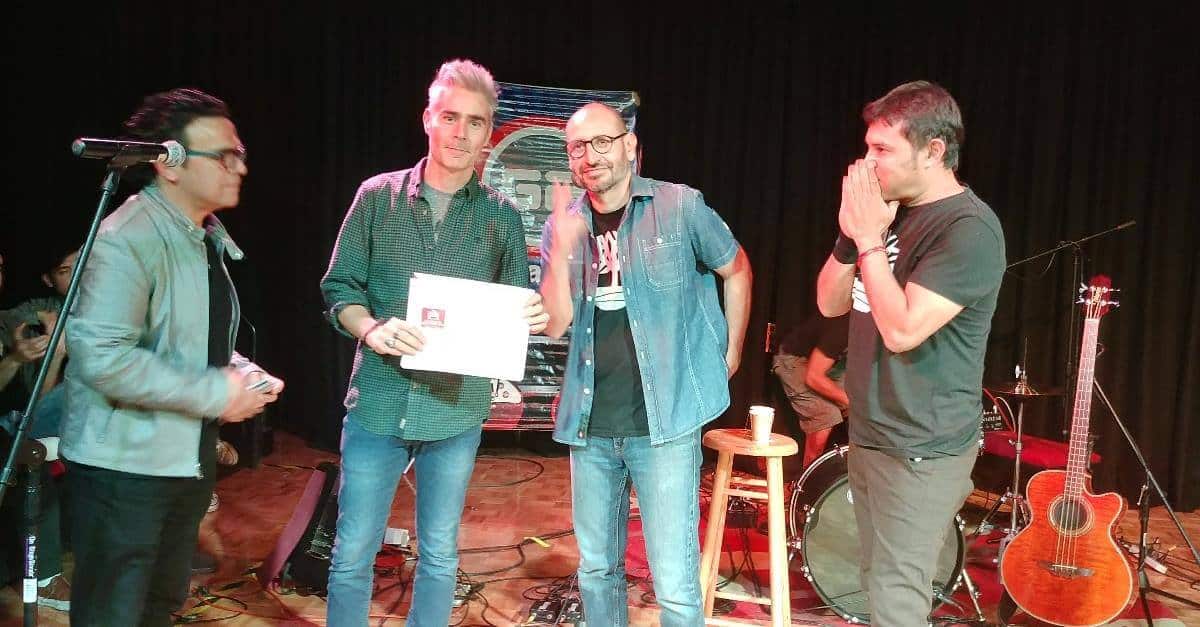 La Coordinación de Difusión Cultural les entregó un reconocimiento a los miembros de la banda (Foto: Thania Carmona /IBERO).