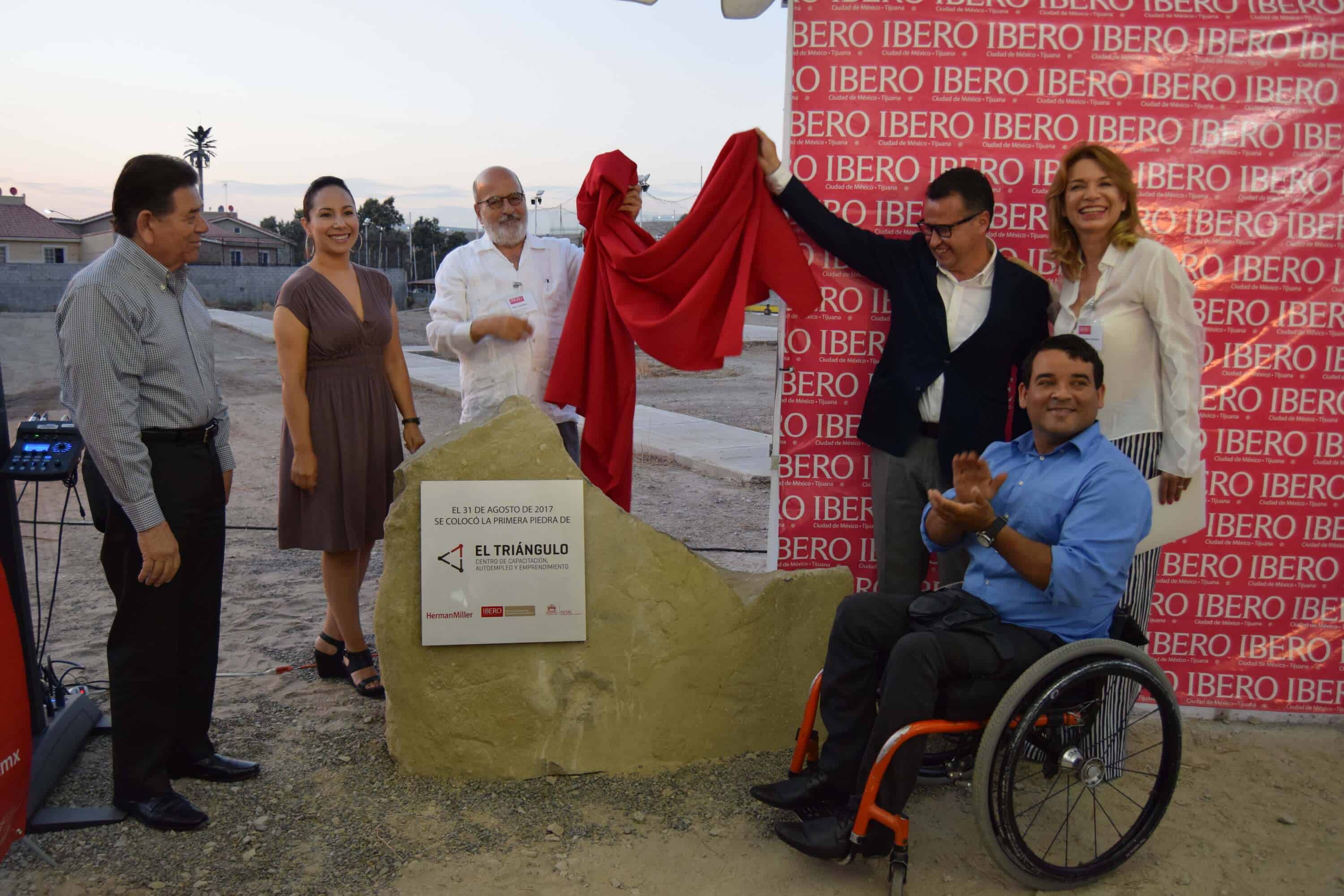 Autoridades universitarias estuvieron presentes en la ceremonia de colocación de la primera piedra de 'El Triángulo' (IBERO Tijuana).
