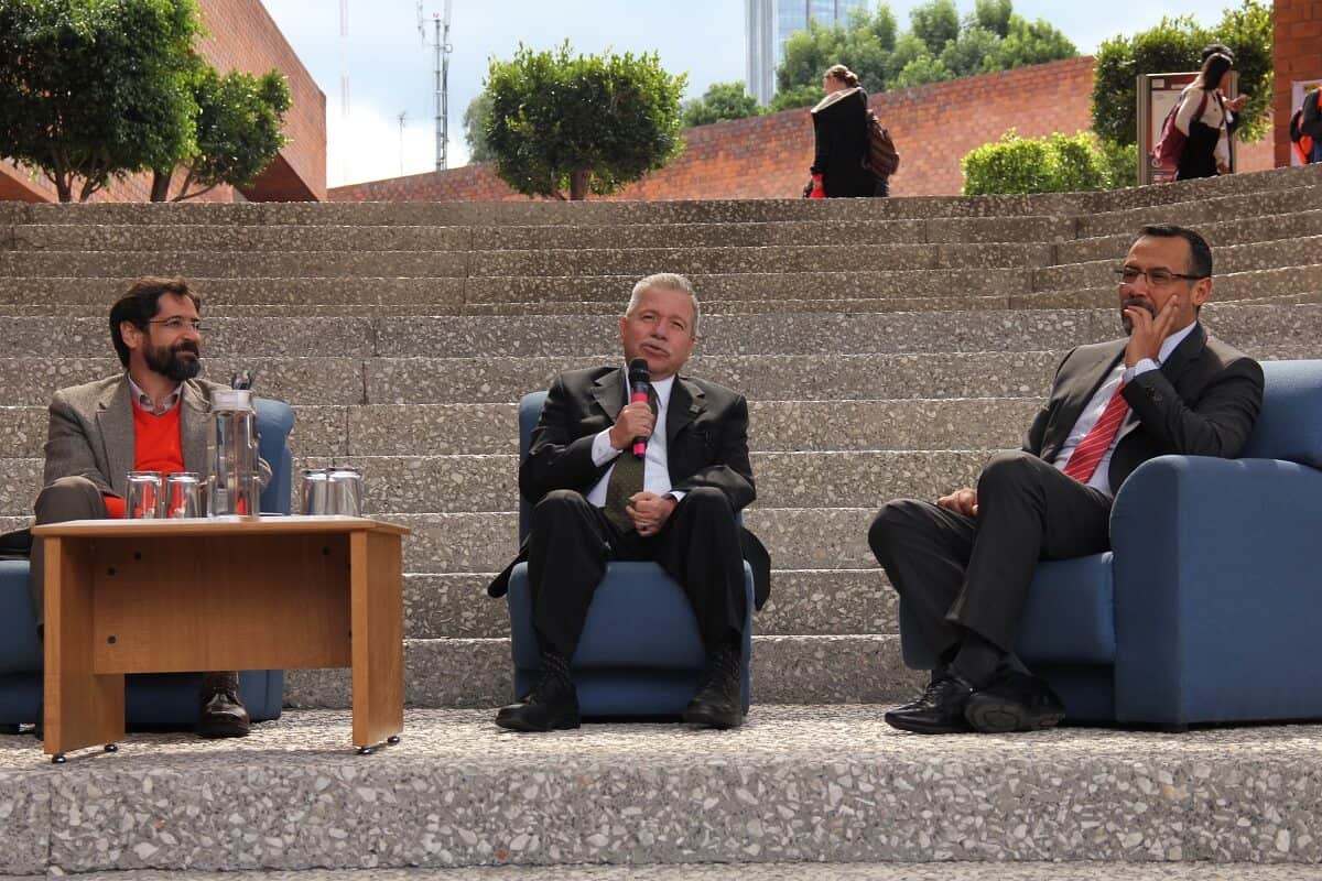 De izquierda a derecha: vicerrector Académico, Dr. Alejandro Guevara Sanginés; Rector de la IBERO, Mtro. David Fernández Dávalos, y el director de la División de Humanidades y Comunicación, Dr. Carlos Mendoza Álvarez (Valentina González/IBERO)