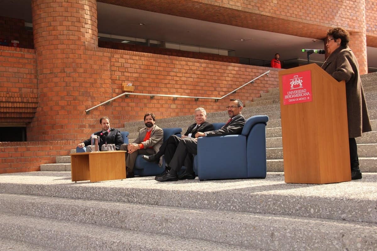 La Dra. Julia Palacios hizo la presentación de IBERO TV. En la imagen aparecen el Dr. Manuel Guerrero, director del Departamento de Comunicación; Dr. Alejandro Guevara, vicerrector; Mtro. David Fernández Dávalos, Rector; Dr. Carlos Mendoza Álvarez, director de la División de Humanidades y Comunicación (Valentina González/IBERO)