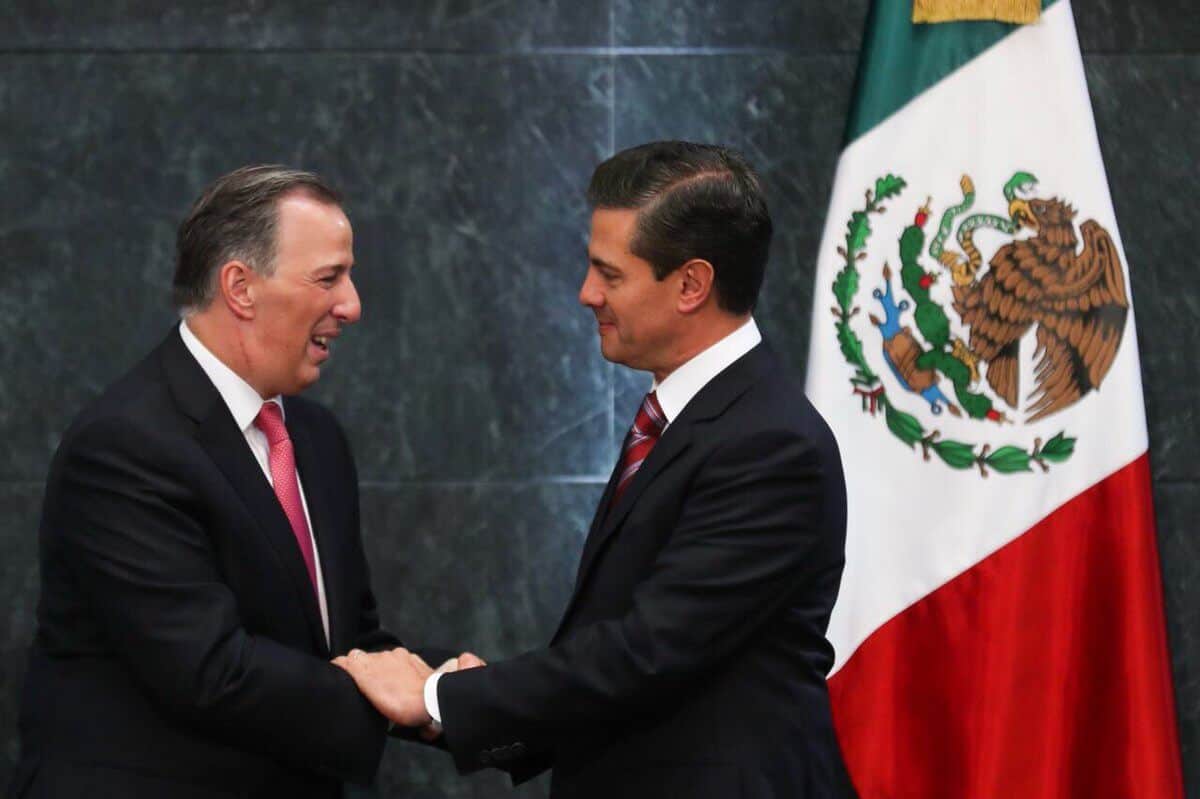 El presidente Enrique Peña Nieto saluda a José Antonio Meade (@JoseAMeadeK).