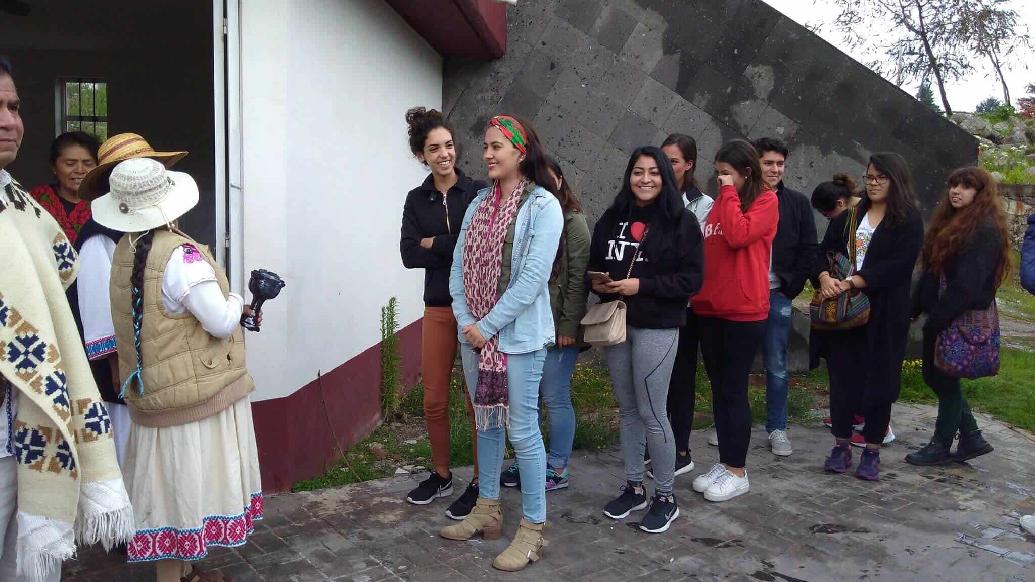 La comunidad los recibía con una limpia y collares (Cortesía ibero.dongu)