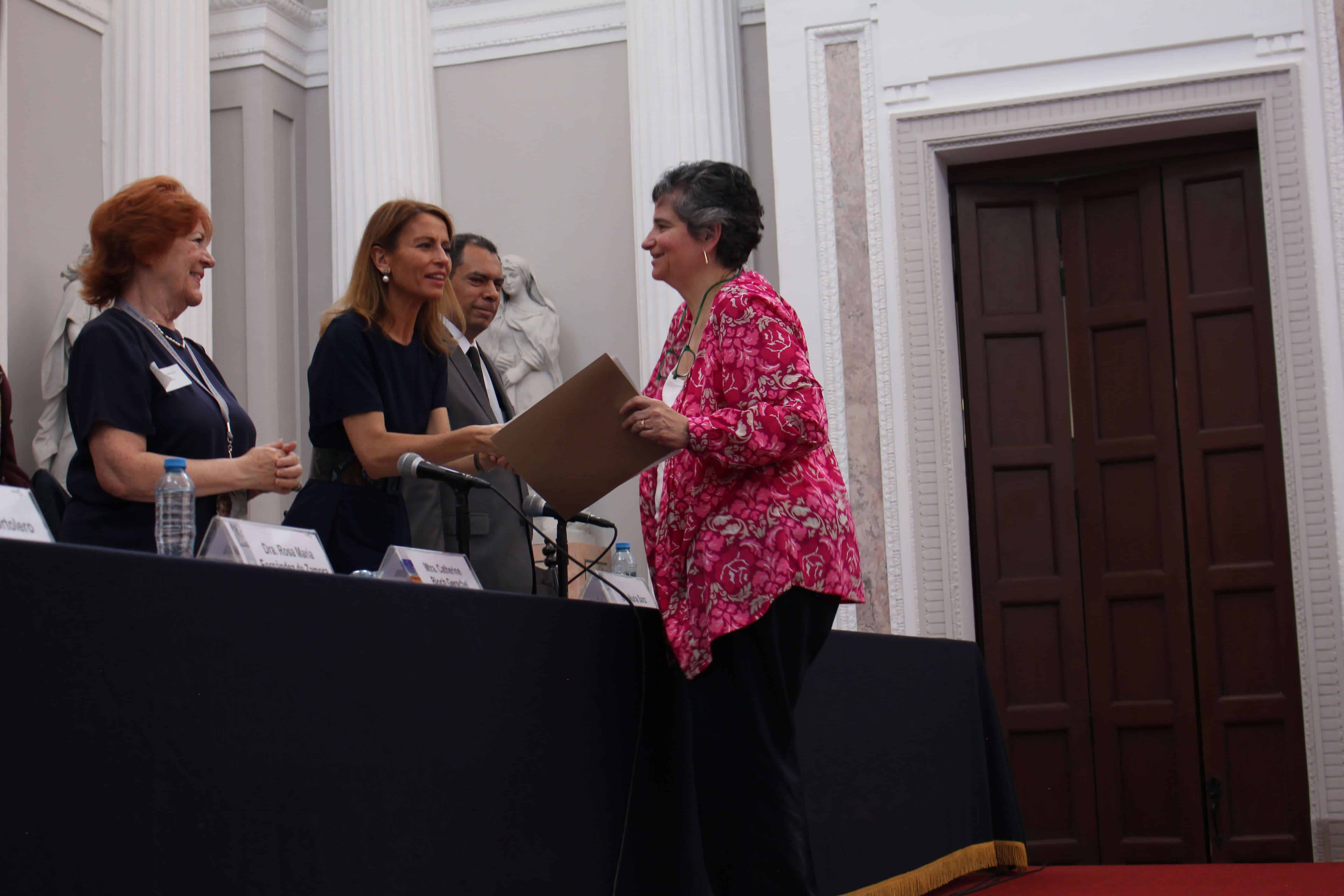 La Mtra. Teresa Matabuena, directora de la BFXC, recibió el galardón de la Unesco (Iván Cabrera/IBERO).
