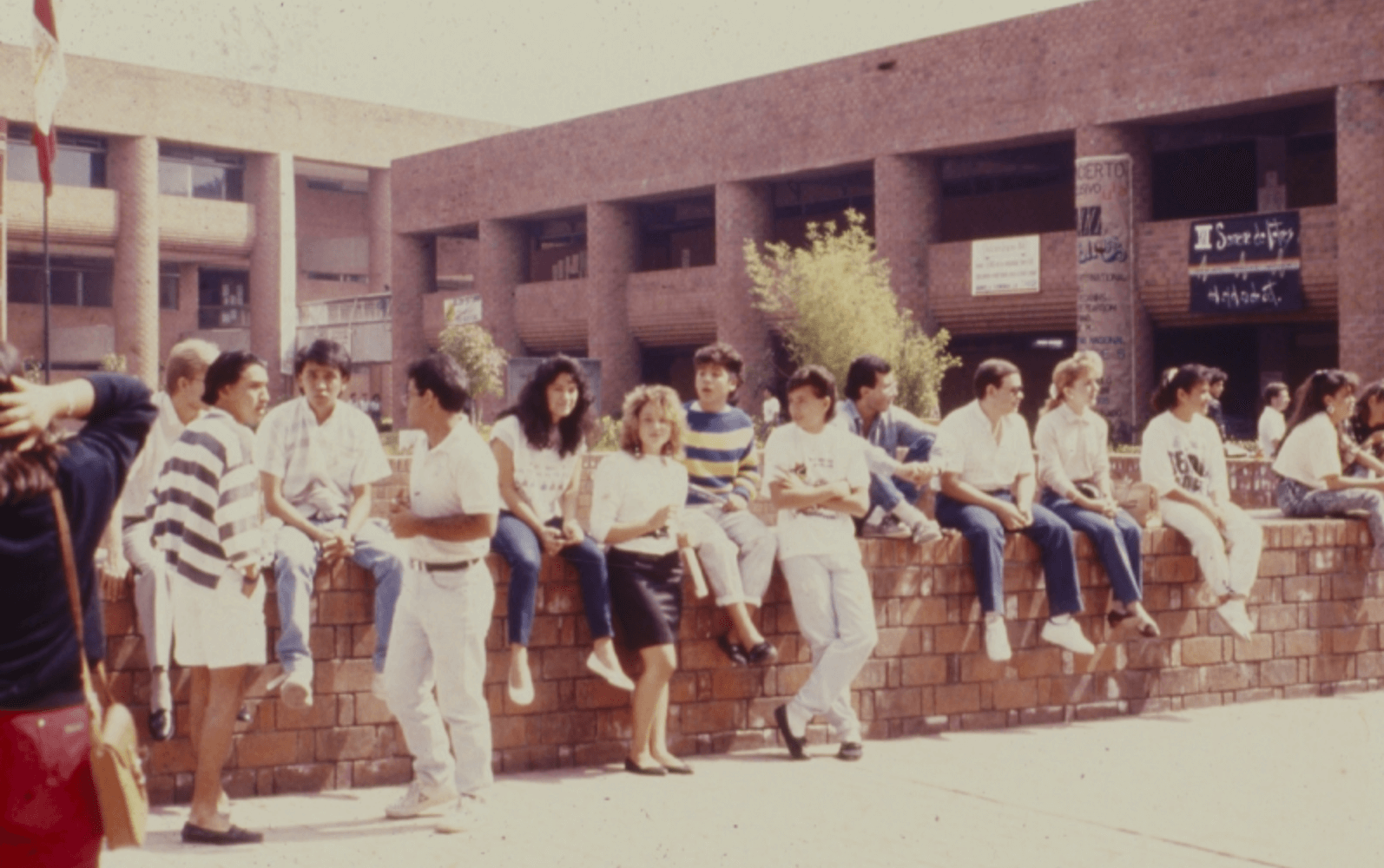 Estudiantes conviviendo durante la celebración del Día de la Comunidad, el 24 de noviembre de 1988 (ibero.mx/lineadetiempo).
