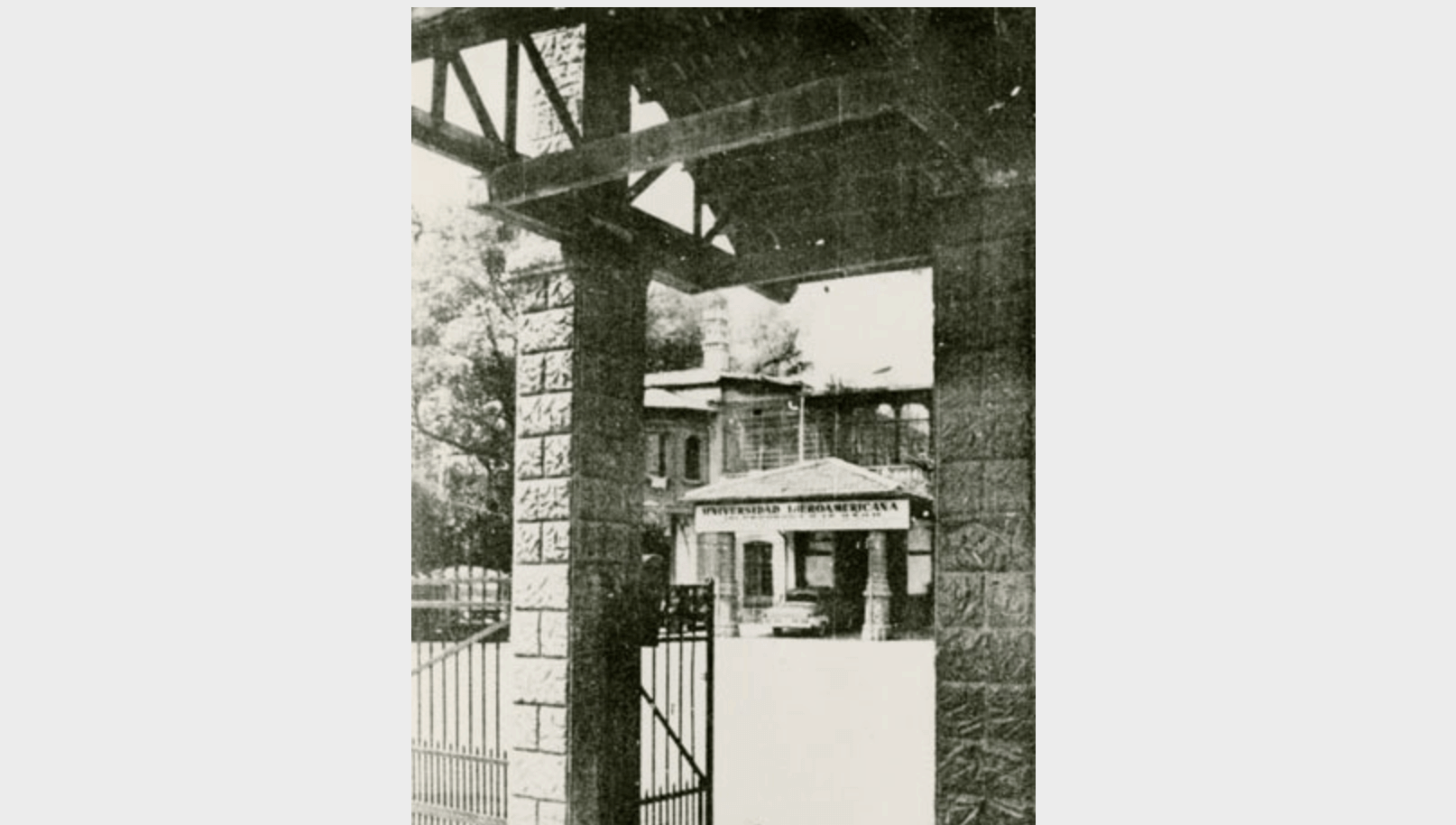 Los esfuerzos iniciados una década antes se vieron consolidados en 1953, al constituirse formalmente la Universidad Iberoamericana, A.C. (Entrada a la Universidad Iberoamericana en el edificio de Av. Insurgentes 1967. En 1952, siendo rector el Dr. Ignacio Pérez Becerra, S. J., la Universidad se traslada a este edificio, mismo que albergaba también al colegio Franco Español, y permanece ahí hasta 1957.