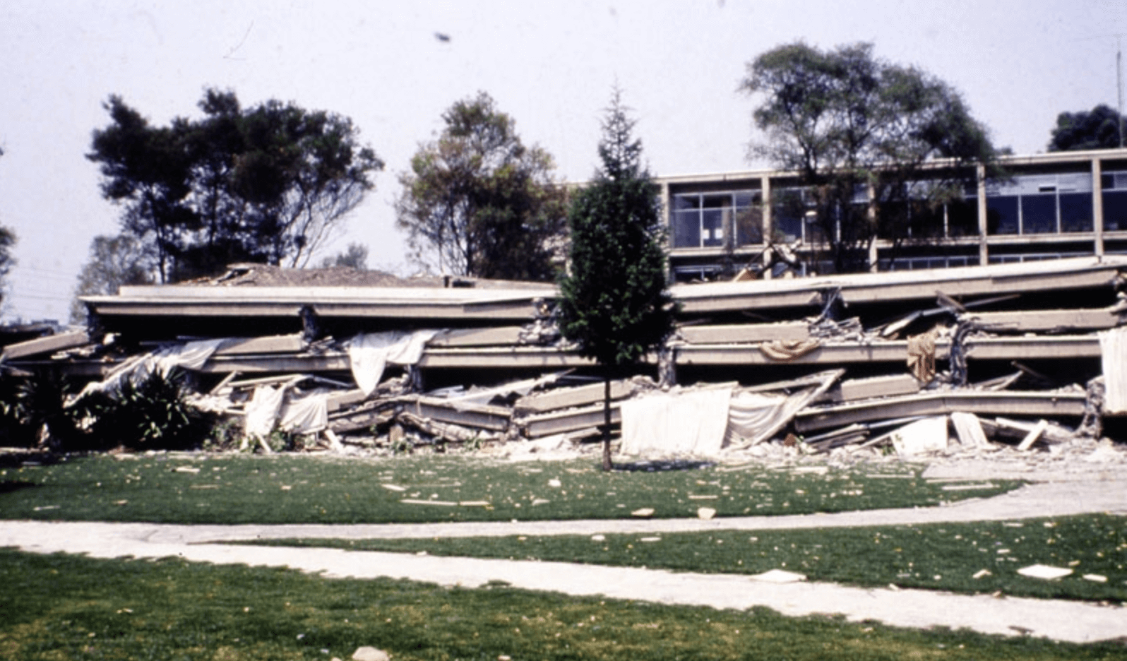 En 1979 sobrevendría la prueba más dura para la Universidad en sus 36 años de existencia. (Derrumbe total del edificio E a consecuencia del sismo del 14 de marzo de 1979. El terremoto destruyó un 60% de las instalaciones.