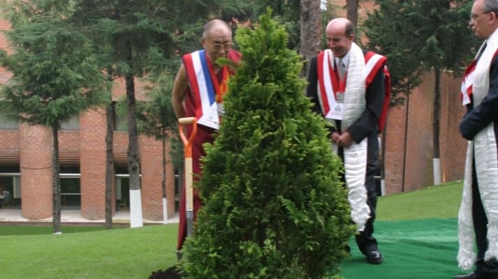 El 7 de octubre de 2004, el XIV Dalai Lama, Tezin Gyatso, fue invitado especial de la IBERO.