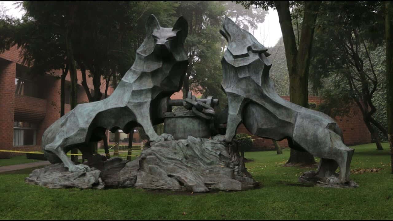 El 15 de enero de 2002 se colocó la escultura monumental de Los Lobos.