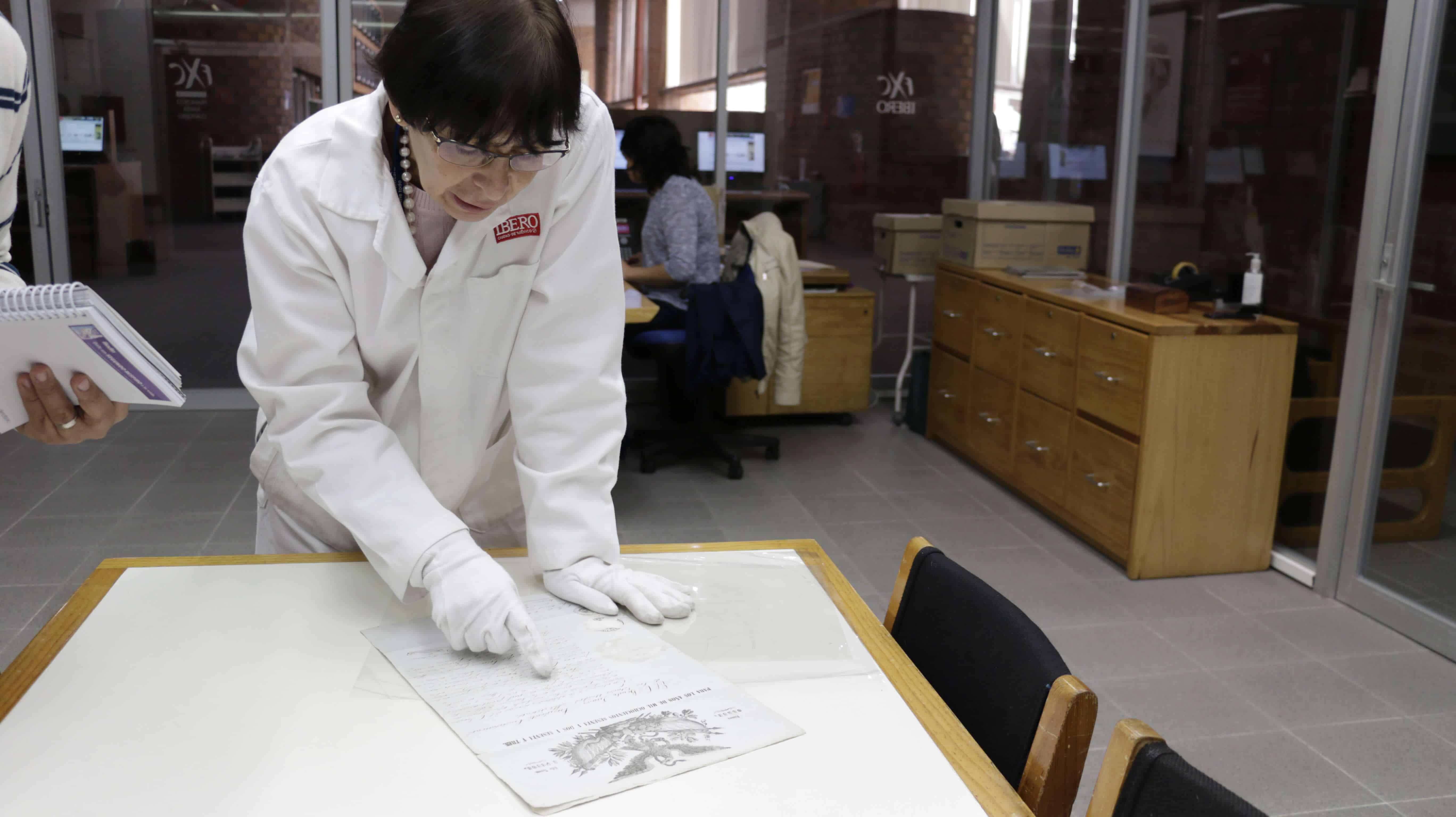 La Dra. María Eugenia Ponce explica los documentos que tiene la BFXC sobre Benito Juárez (Alberto Hernández/IBERO).