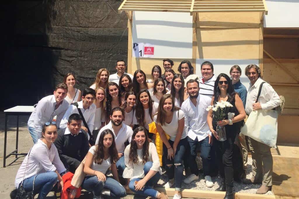 Equipo de la IBERO, ganador de la 21 edición del ‘Encuentro plástico espacial’.