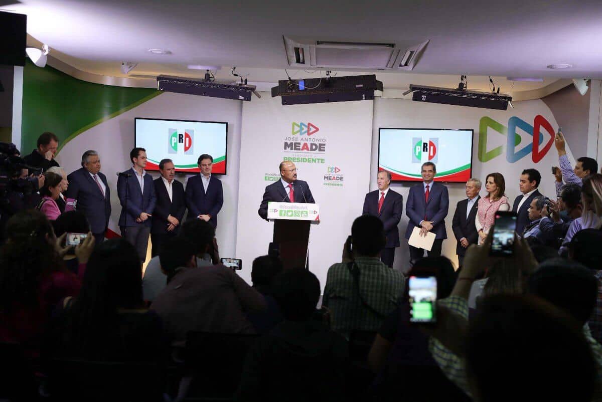 Imagen de la toma de posesión de René Juárez, como presidente del PRI (@PRI_Nacional).