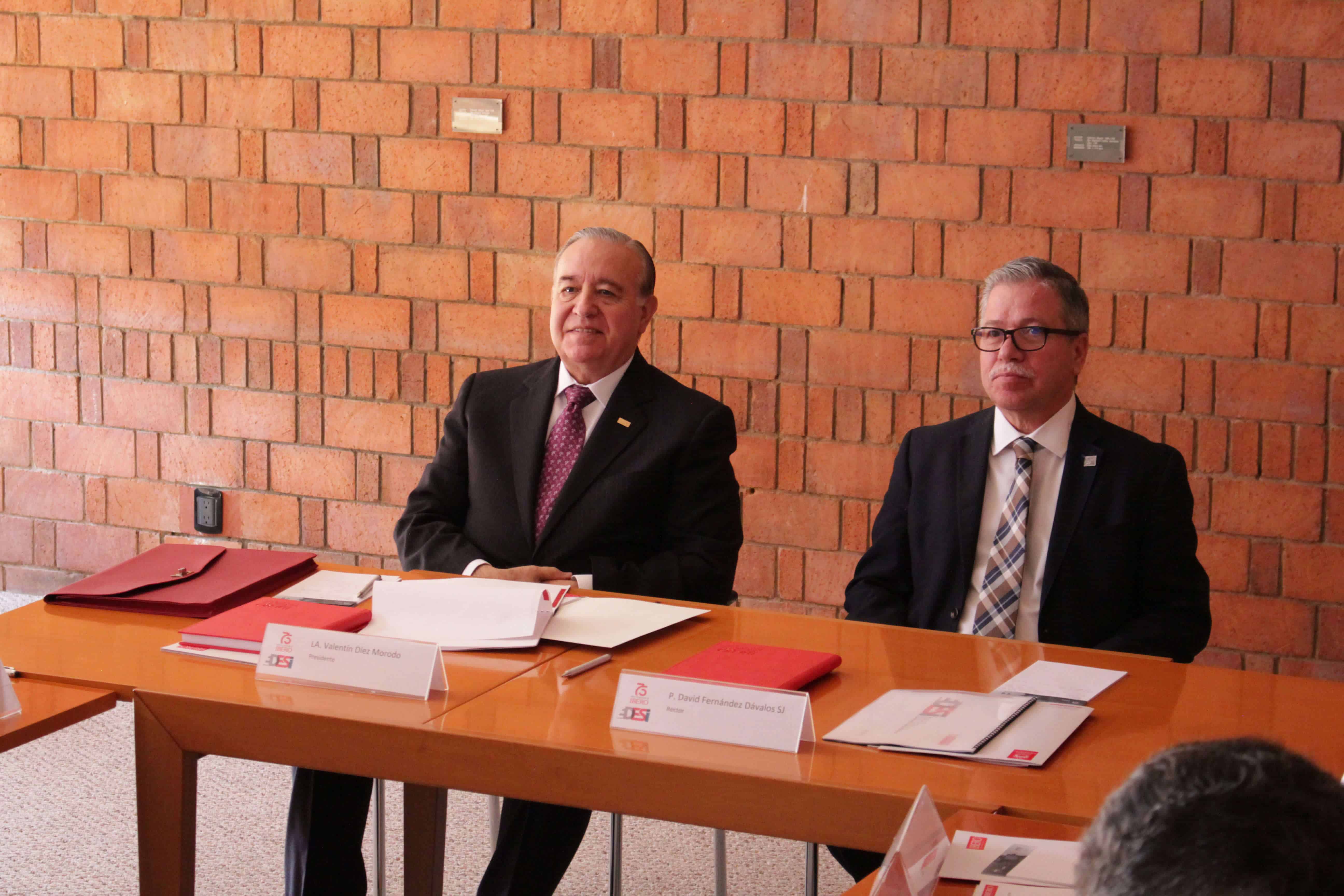 El Rector de la IBERO, el Mtro. David Fernández Dávalos, S.J y el Lic. Valentín Díez Morodo durante la primera sesión ordinaria del Consejo Consultivo de la EDESI (Cristoper Enríquez/IBERO)