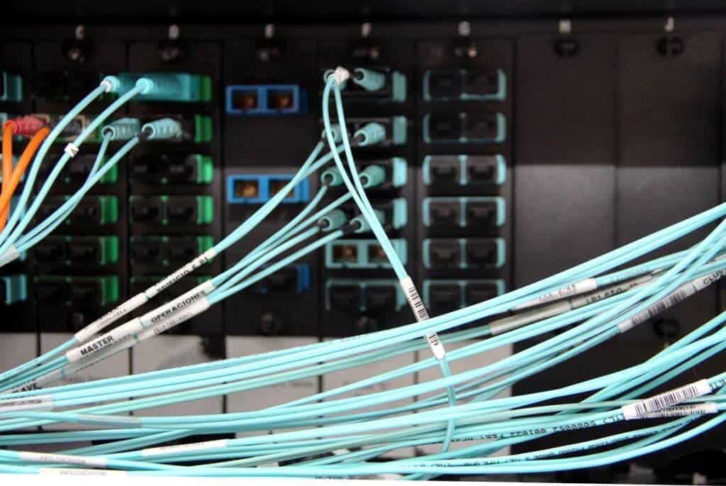 Cableado de fibra óptica.