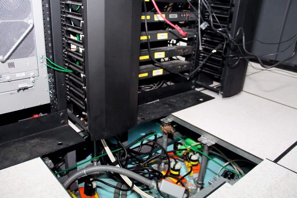 El cableado de electricidad está instalado bajo el piso.