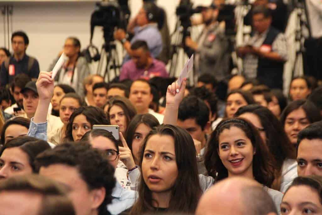 Los asistentes debieron anotar sus preguntas en papeletas.