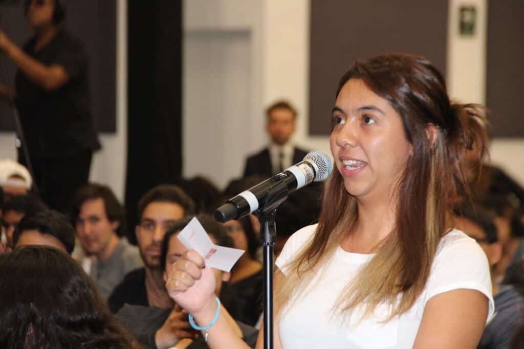 Todos los estudiantes formularon de manera respetuosa sus cuestionamientos.