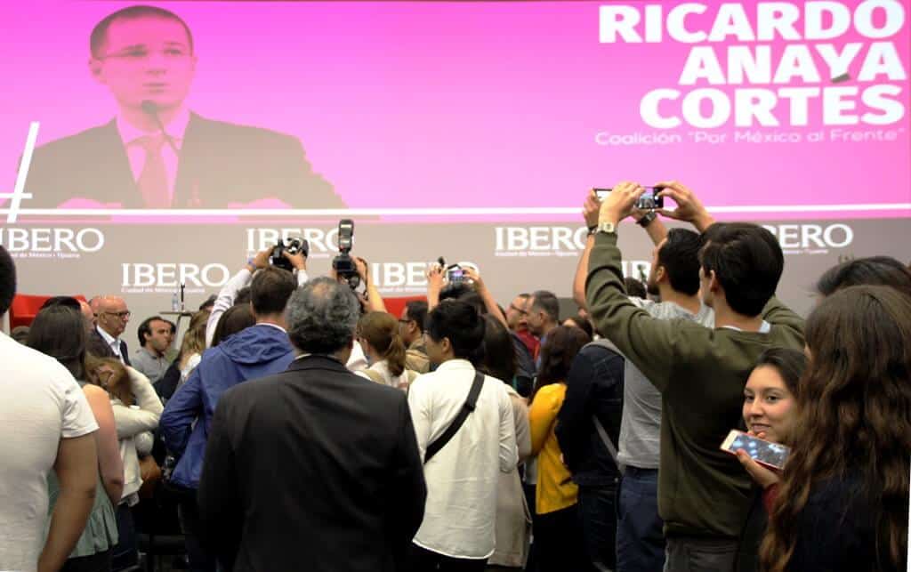 A su retiro, Ricardo Anaya salió por la puerta principal rodeado de estudiantes y periodistas.