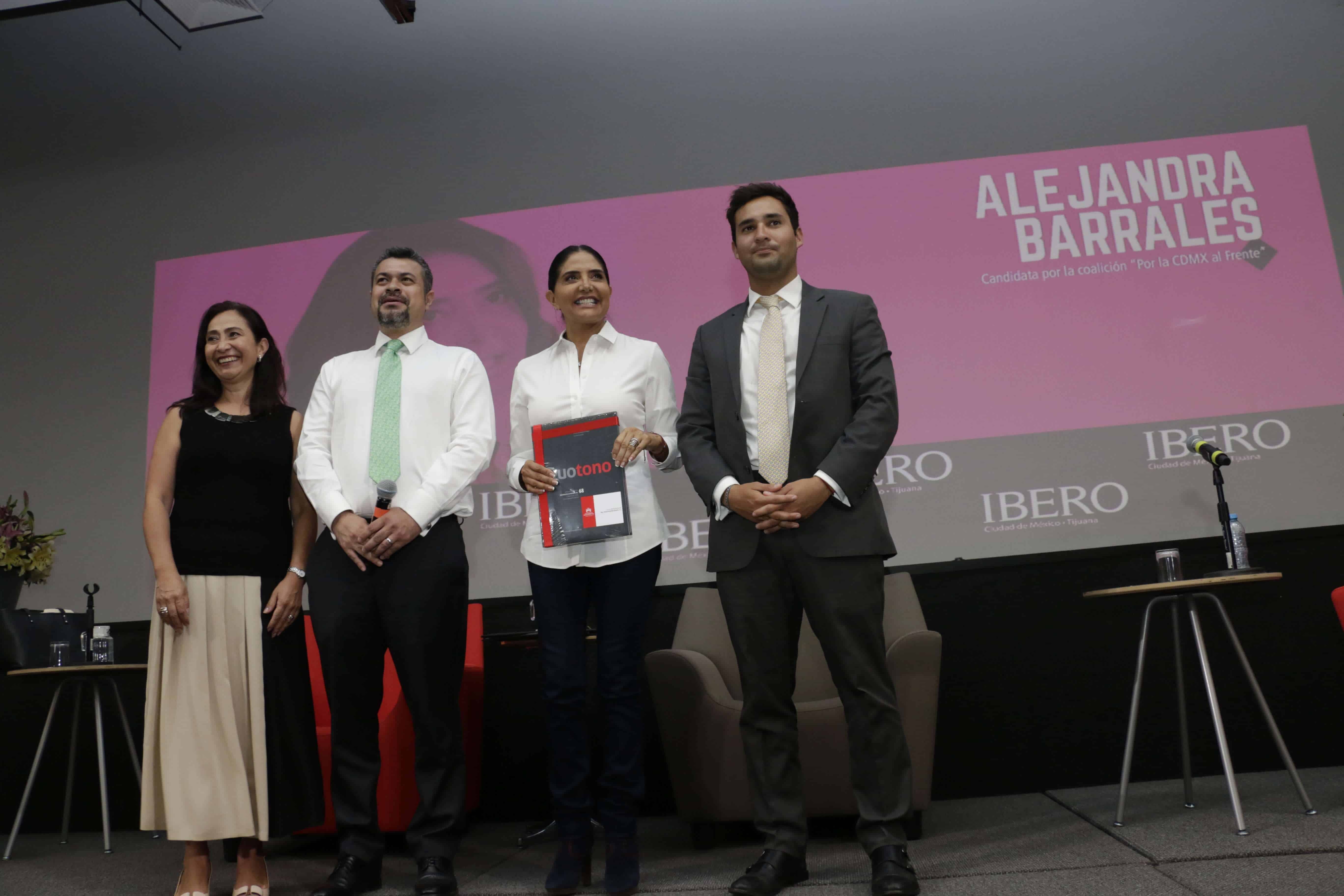 Alejandra Barreles recibió por parte de la IBERO el libro Duotono. Un acercamiento al movimiento estudiantil del 68 a través del lente de El Heraldo de México (Foto: Alberto Hernández)