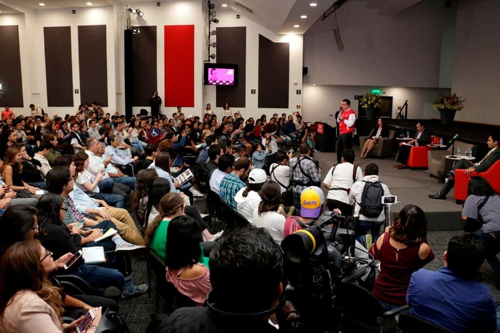 Arriola entró al Auditorio José Sánchez Villaseñor vistiendo una chamarra de la IBERO (Foto: Alberto Hernández).
