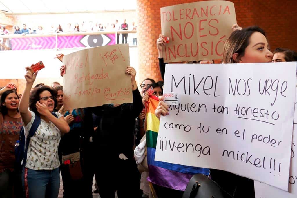 Mensajes en contra y a favor del candidato del PRI (Foto: Alberto Hernández).