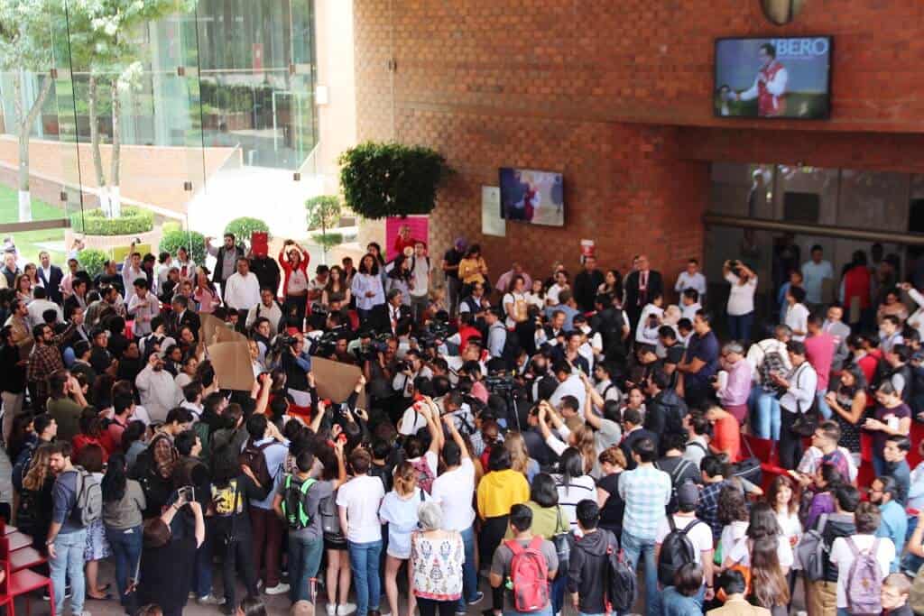 “Mikel la IBERO no te quiere”, gritaban algunos.