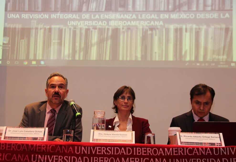 De izquierda a derecho: José Luis Caballero, director del Departamento de Derecho; Helena Varela, directora de la División de Estudios Sociales; y Ricardo Ortega, académico de la IBERO.