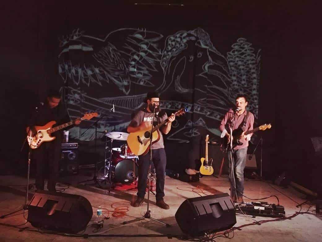 La banda de rock Macario durante la exposición "Desaparecidos" (Thania Parajón/IBERO).