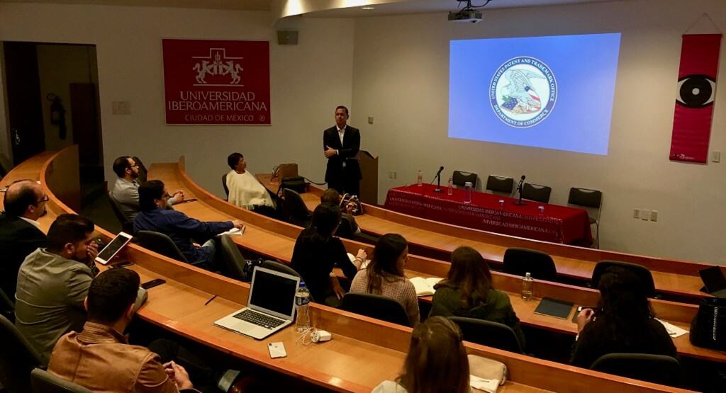 Reves fue conferenciante invitado en el Diplomado de Derecho Corporativo.