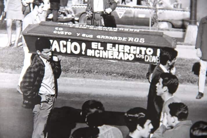 Estudiantes se manifiestan contra la intervención del Ejército en el conflicto estudiantil. La foto forma parte del archivo ‘El Heraldo de México–Gutiérrez Vivó’, propiedad de la BFXC.