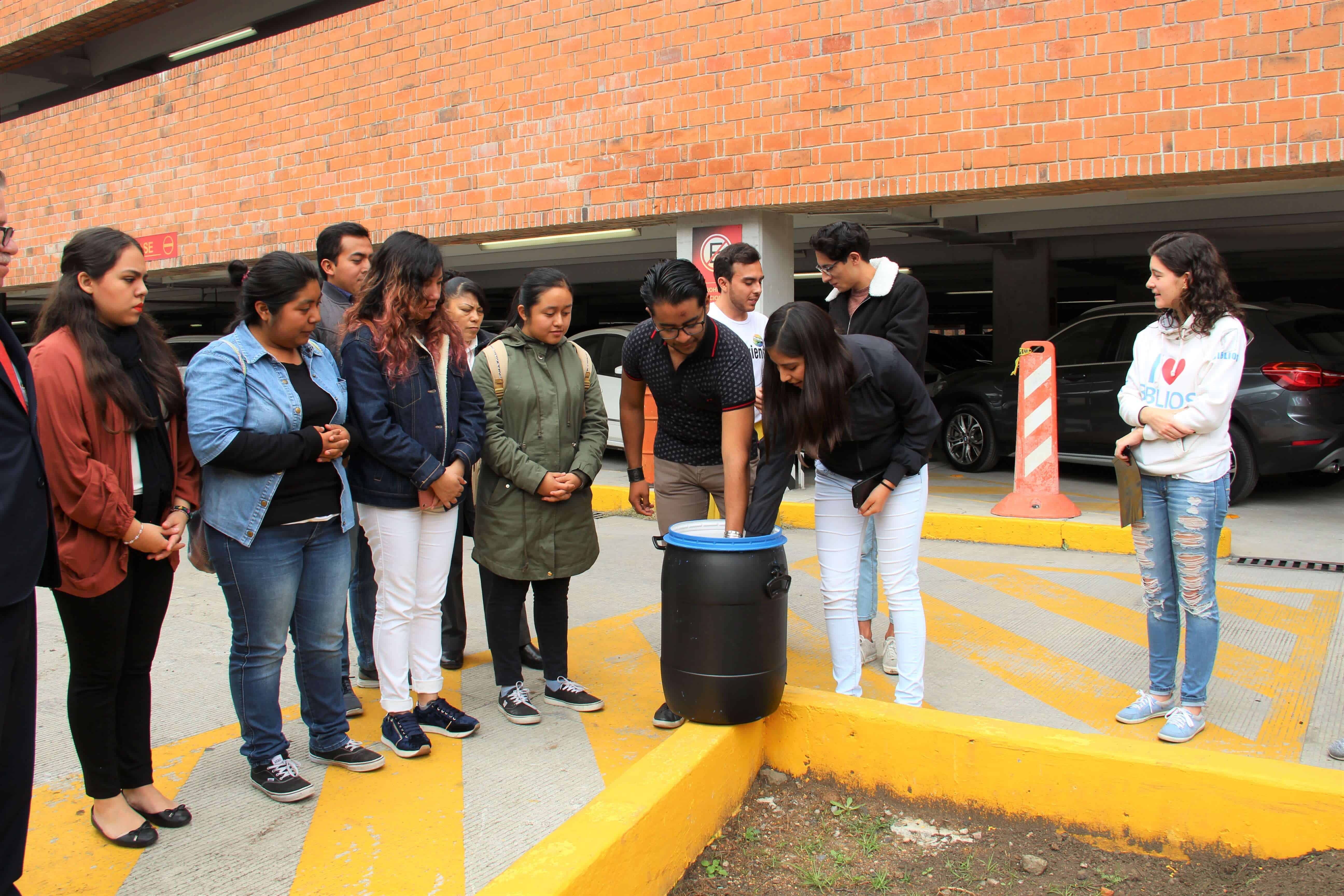 Estudiantes depositaron en la cápsula artículos simbólicos (Valentina González/IBERO).
